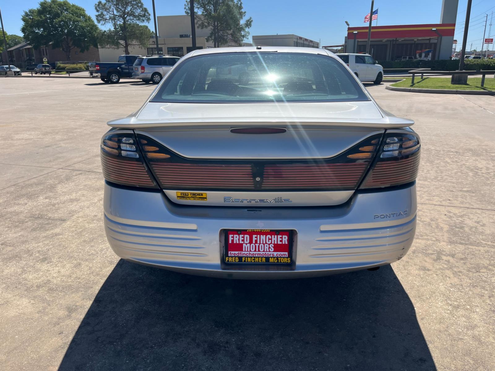 2005 SILVER /gray Pontiac Bonneville SE (1G2HX52K45U) with an 3.8L V6 OHV 12V engine, 4-Speed Automatic Overdrive transmission, located at 14700 Tomball Parkway 249, Houston, TX, 77086, (281) 444-2200, 29.928619, -95.504074 - Photo #5